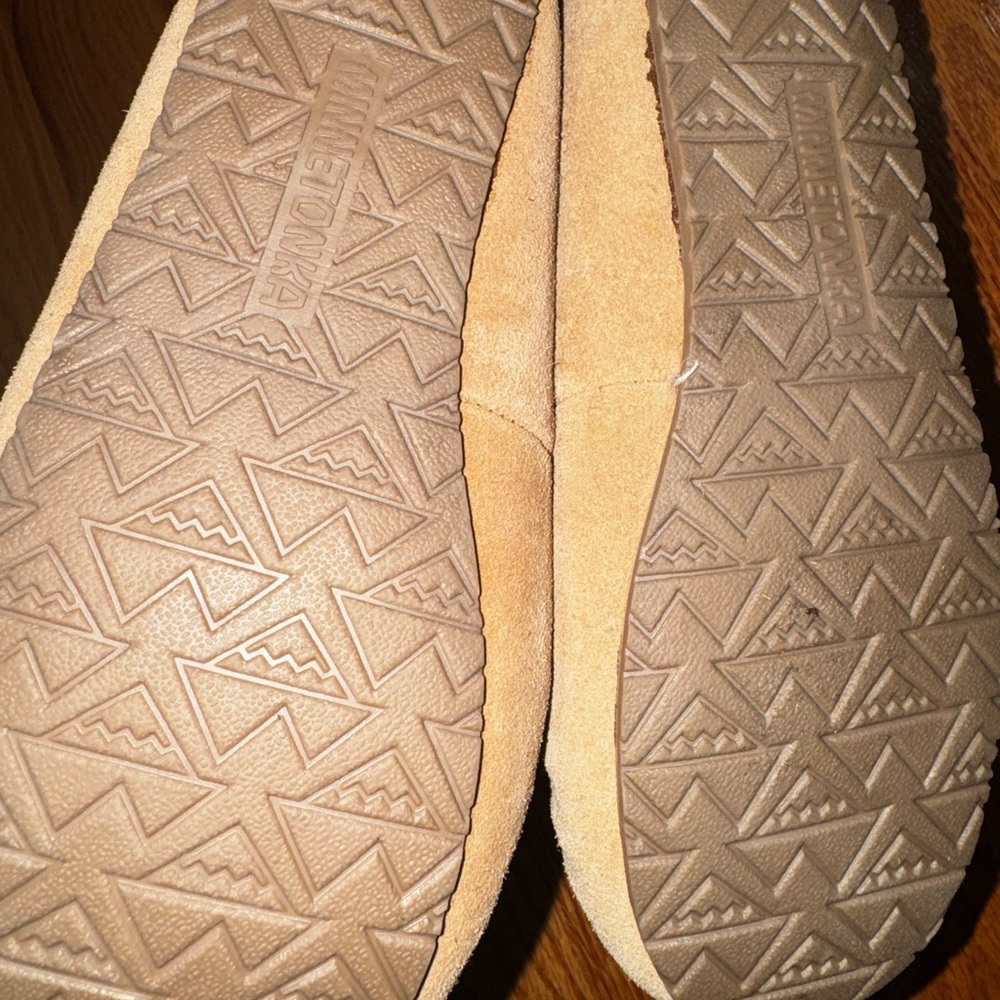 Minnetonka Women's Brown Moccasins with Shearling Lining - Picture 2 of 3
